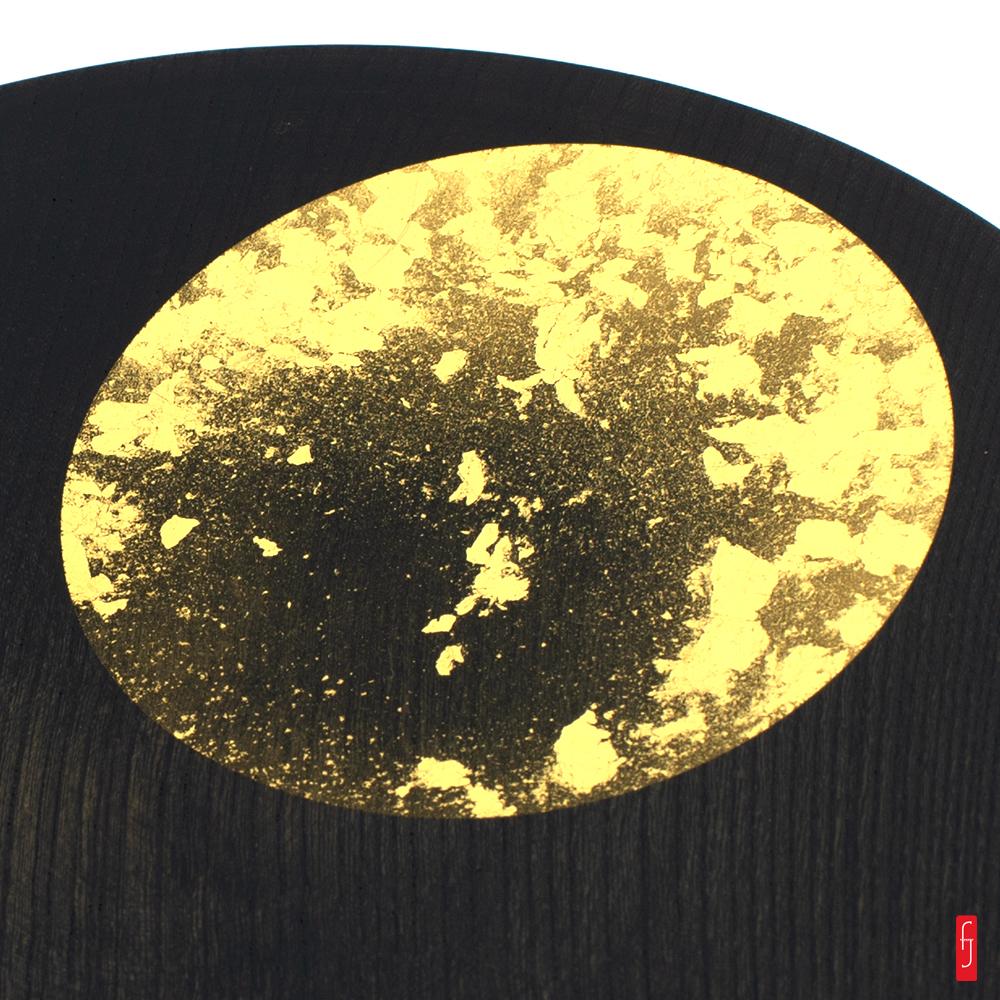 Assiette plate. bois laqué. motif pleine lune feuille d'or - Ø 24 cm