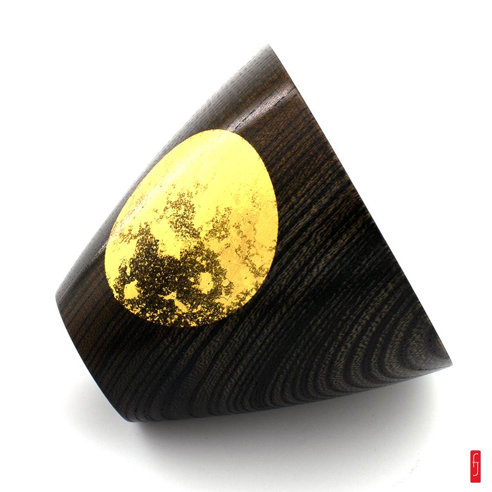 Coupe à saké en bois laqué. motif pleine lune feuille d'or. Ø 5 cm