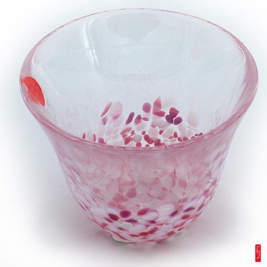 Verre &#224; sak&#233; en tsugaru vidro. de couleur rose. au th&#232;me sakura.  Produit artisanal - Fabriqu&#233; au Japon &#224; Iwakura.  Mat&#233;riaux : Verre/Cristal.  Dimensions : &#216; : 7 cm - Hauteur 6 cm. Poids : 110 g. L'univers des sak&#233; japonais (nihonshu) se pare d'une multitude de contenants. allant de petites coupes en c&#233;ramique pour&#8230;