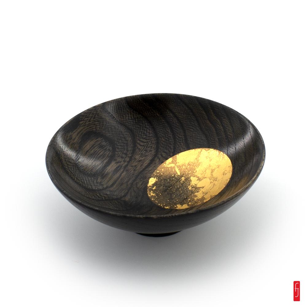 Coupelle à saké; en bois. laque noire et feuille d'or - 8 x 2.7 cm