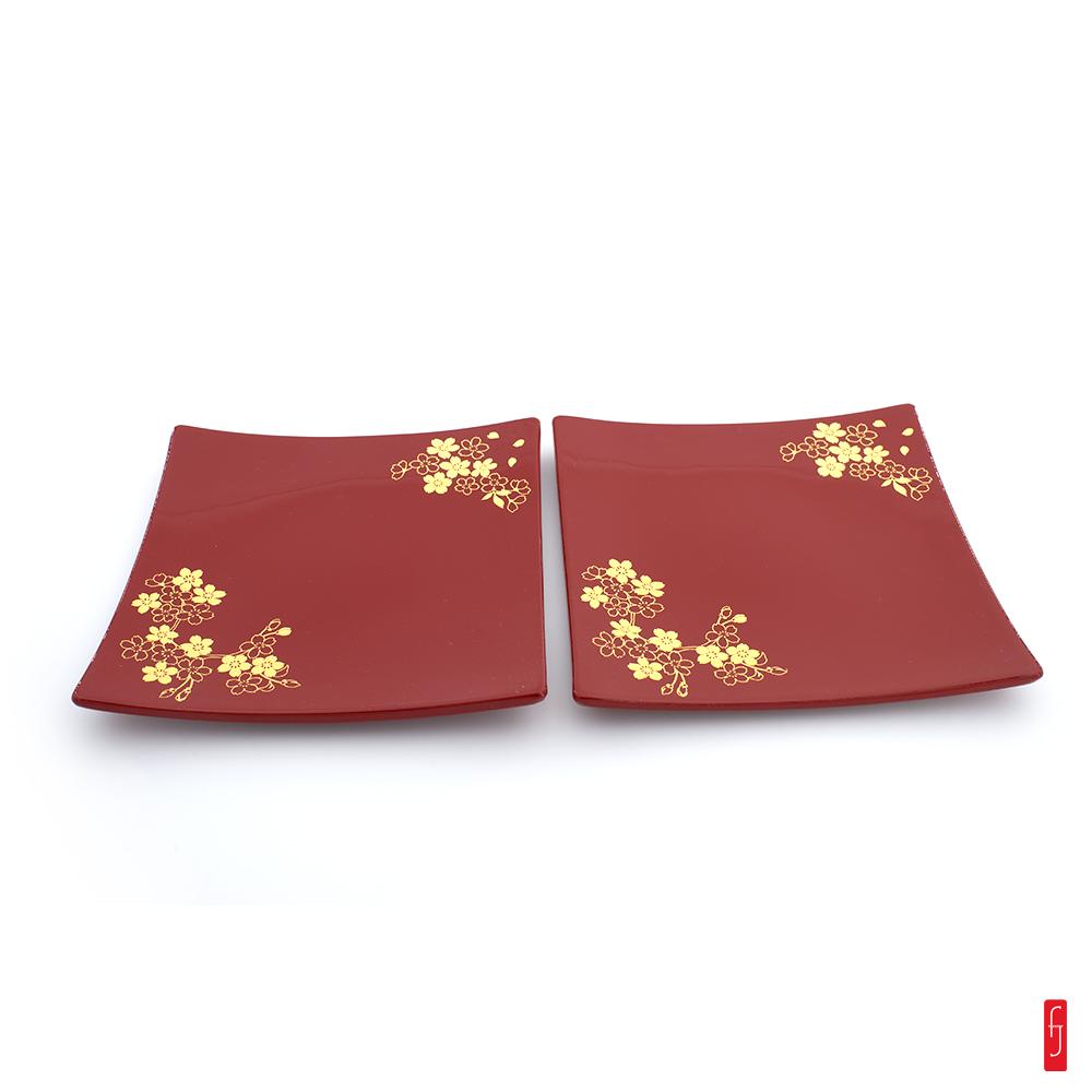 Assiette carr&#233; en r&#233;sine. laque rouge et feuille d'or de Kanazawa au motif sakura.  Produit artisanal - Fabriqu&#233; au Japon &#224; Kanazawa.  Mat&#233;riaux : Laque urushi. R&#233;sine. Feuille d'or (or v&#233;ritable).  Dimensions : 15 x 15 cm. Poids : 145 g. La laque urushi est une laque naturelle issue d'un arbre du m&#234;me nom. &#192; l'orig&#8230;