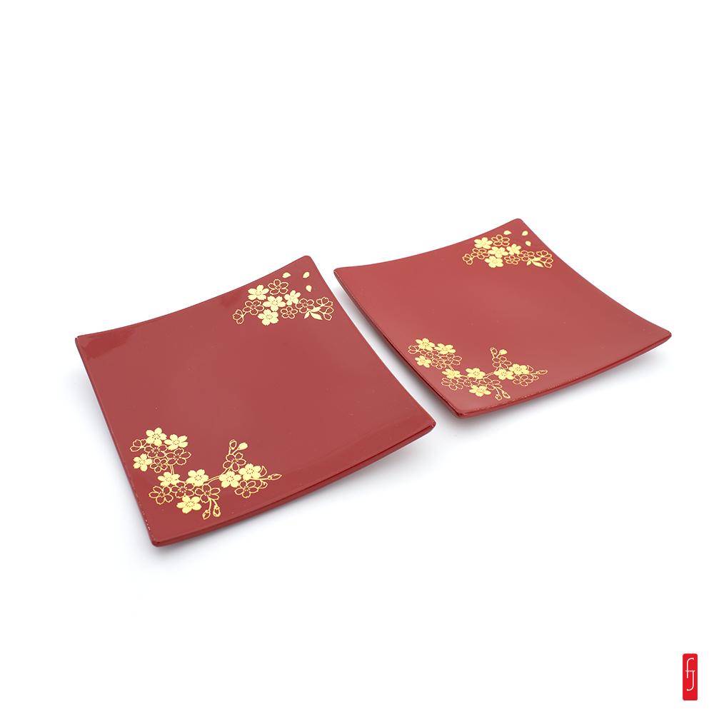 Lot de 2 assiettes. laque rouge et feuille d'or. motif sakura - 15 cm