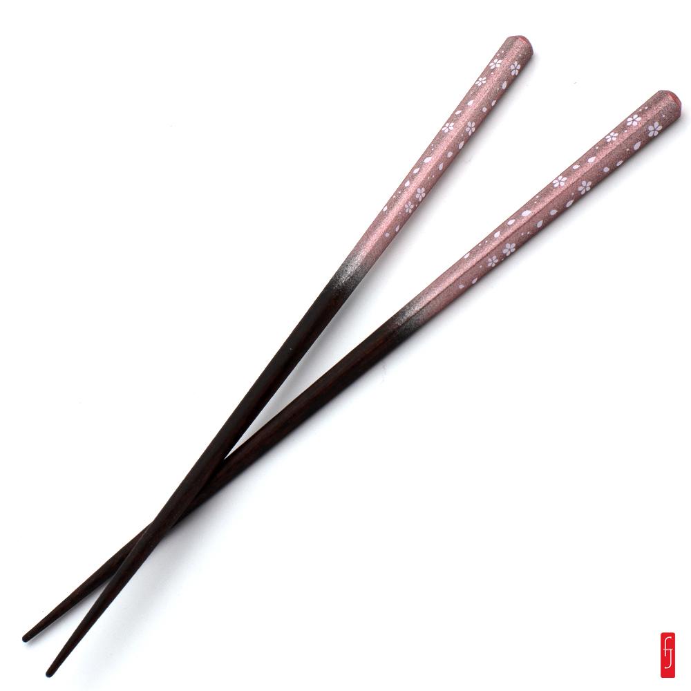 Paire de baguette en bois. et feuille d'argent rose au motif sakura.  Produit artisanal - Fabriqu&#233; au Japon &#224; Kanazawa.  Mat&#233;riaux : Laque urushi. Bois. Feuille d'argent (argent v&#233;ritable).  Dimensions : 23 cm. Poids : 12 g. Les baguettes sont vendues s&#233;par&#233;ment. Elles vous sont pr&#233;sent&#233;es sur cette photo pour vous &#8230;