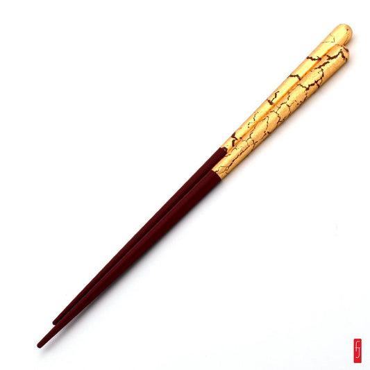 Paire de baguette en bois. laque rouge et feuille d'or de Kanazawa.  Produit artisanal - Fabriqu&#233; au Japon &#224; Kanazawa.  Mat&#233;riaux : Laque urushi. Bois. Feuille d'or (or v&#233;ritable).  Dimensions : 20.5 cm. Poids : 13 g. Les baguettes sont vendues s&#233;par&#233;ment. Elles vous sont pr&#233;sent&#233;es sur cette photo pour vous permett&#8230;