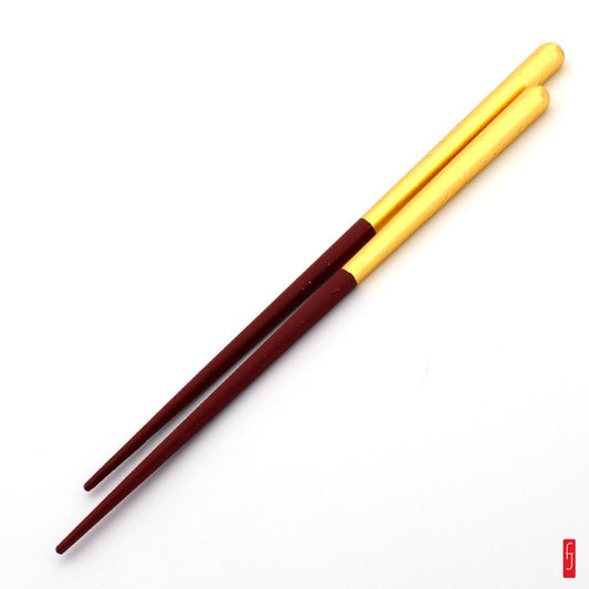 Paire de  baguettes en bois. laque rouge et feuille d'or de Kanazawa.  Produit artisanal - Fabriqu&#233; au Japon &#224; Kanazawa.  Mat&#233;riaux : Laque urushi. Bois. Feuille d'or (or v&#233;ritable).  Dimensions : 20.5 cm. Poids : 13 g. Les baguettes sont vendues s&#233;par&#233;ment. Elles vous sont pr&#233;sent&#233;es sur cette photo pour vous perme&#8230;