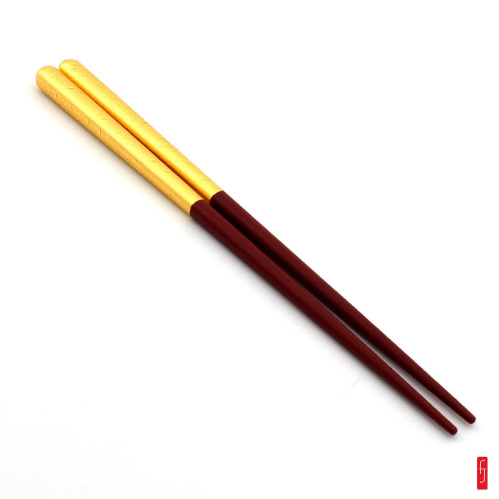 Baguettes bois. laque rouge et feuille d'or de Kanazawa. 20.5 cm