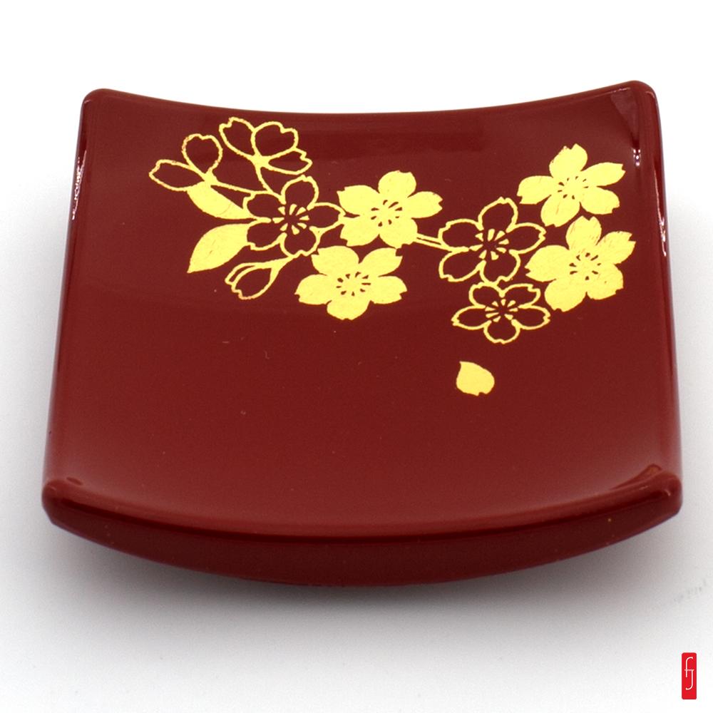 Porte-baguettes en bois laqu&#233; rouge et feuille d'or de Kanazawa au motif sakura.  Produit artisanal - Fabriqu&#233; au Japon &#224; Kanazawa.  Mat&#233;riaux : Laque urushi. Bois. Feuille d'or (or v&#233;ritable).  Dimensions : 6 x 6 cm. Poids : 36 g. Au Japon. vous trouverez r&#233;guli&#232;rement de beaux portes baguettes pour compl&#233;ter &#233;l&#233;ga&#8230;
