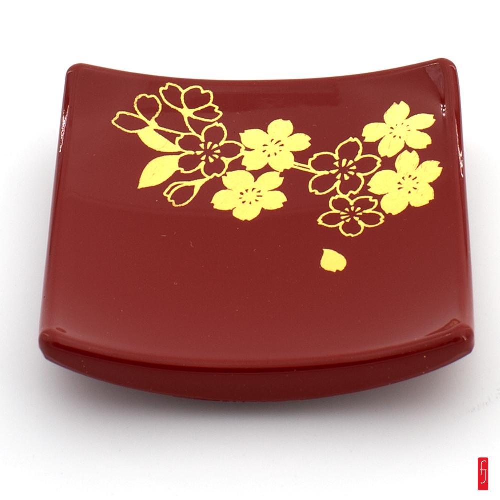 Porte-baguettes. bois laqué rouge. feuille d'or. motif sakura. 6x6 cm