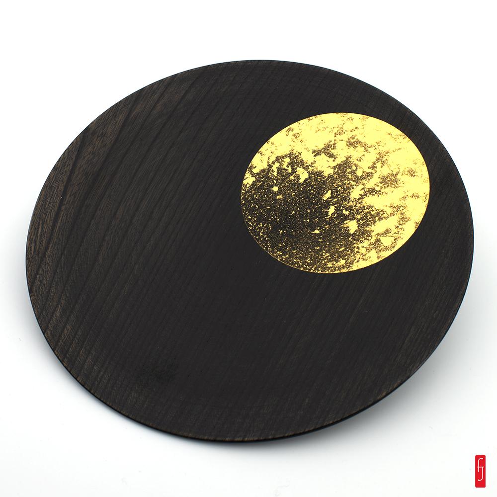 Assiette en bois laqu&#233; suri-urushi (technique de laque essuy&#233;e) et feuille d'or de Kanazawa au motif de lune.  Produit artisanal - Fabriqu&#233; au Japon &#224; Kanazawa.  Mat&#233;riaux : Laque urushi. Laque suri-urushi (essuy&#233;e). Bois. Feuille d'or (or v&#233;ritable).  Dimensions : &#216; : 18 cm. Poids : 60.5 g. La laque urushi est une &#8230;