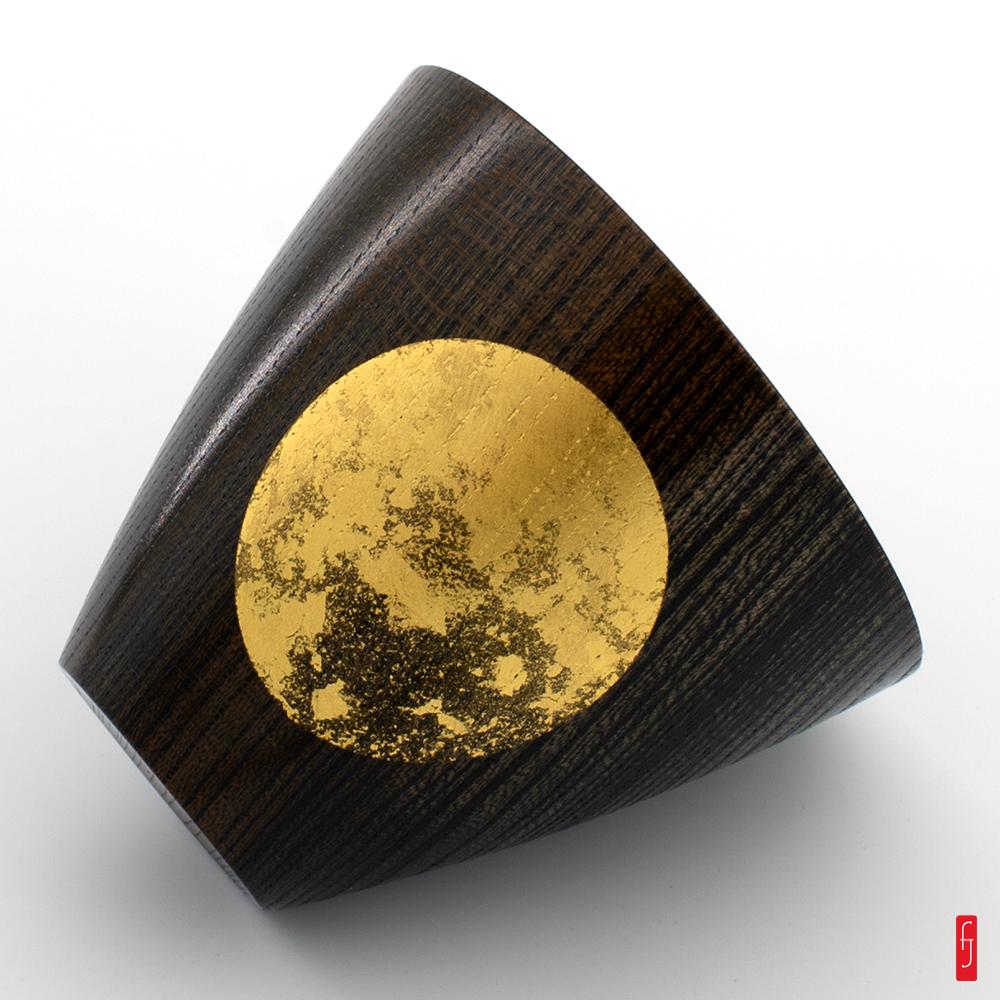 Coupe à saké en bois laqué. motif pleine lune feuille d'or. Ø 5 cm
