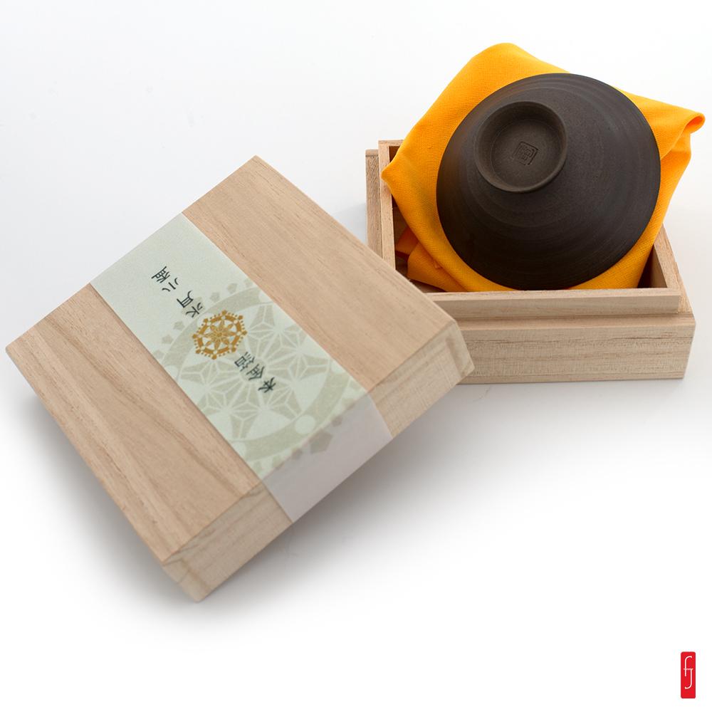 Coupelle à saké. céramique fine et feuille d'or de Kanazawa. Ø 8.5 cm