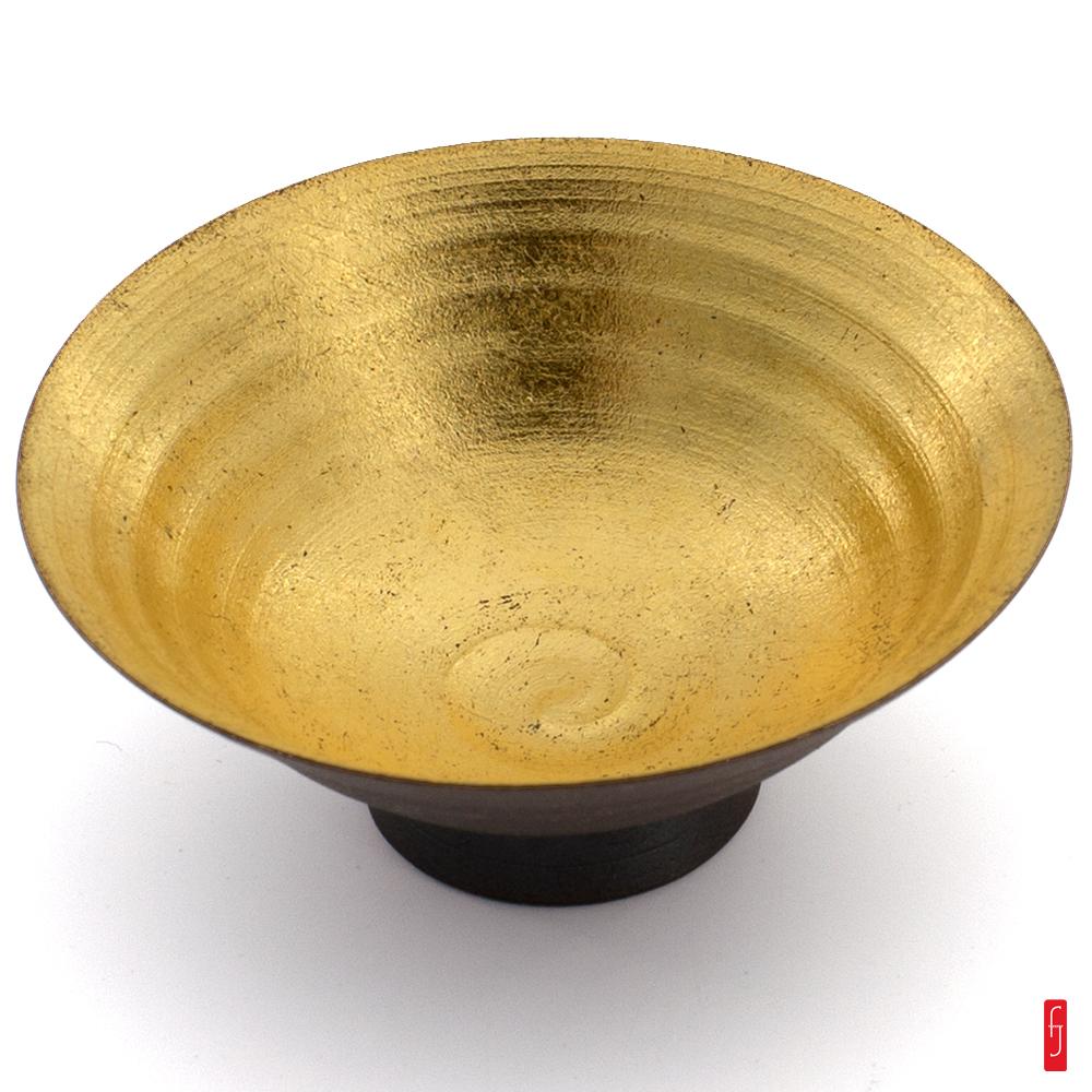 Coupelle à saké. céramique fine et feuille d'or de Kanazawa. Ø 8.5 cm