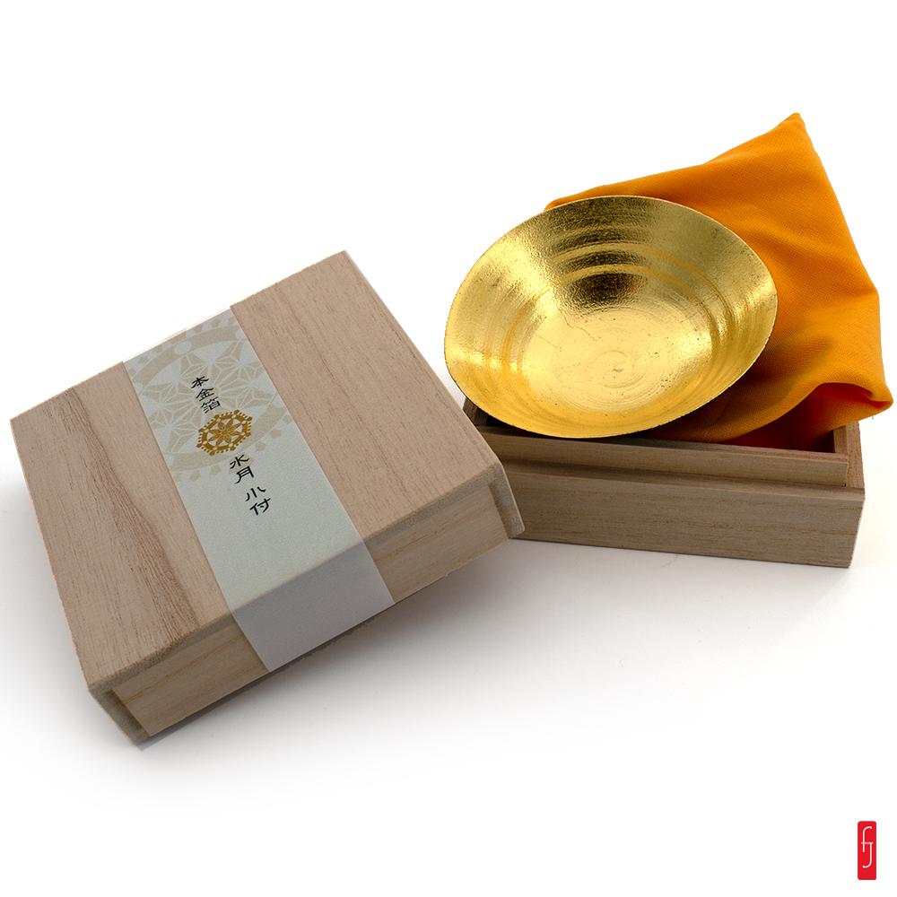 Coupelle à saké. céramique fine et feuille d'or de Kanazawa. Ø 10 cm