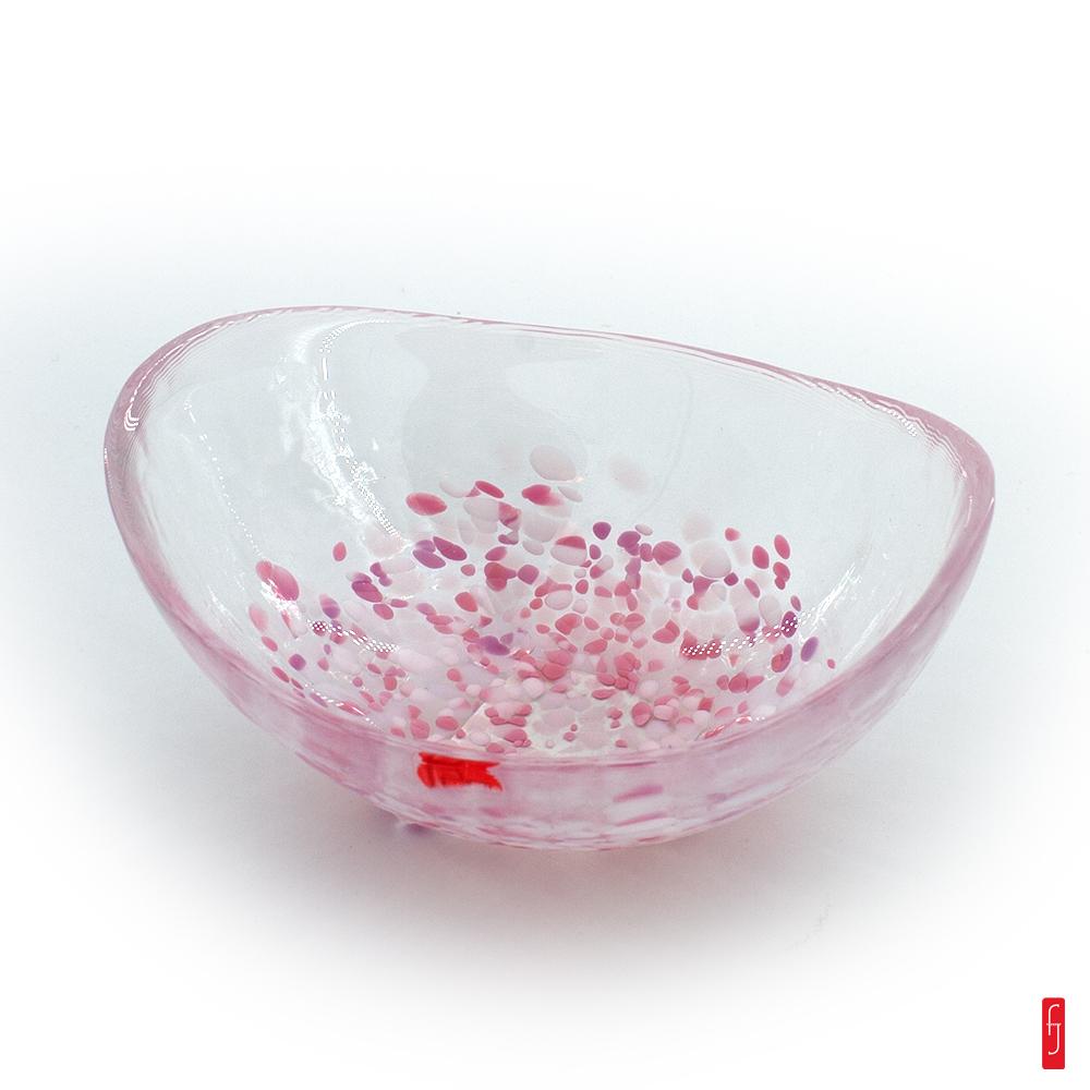 Coupelle en verre tsugaru vidro. de couleur rose au th&#232;me sakura sur trois petits pieds..  Produit artisanal - Fabriqu&#233; au Japon &#224; Iwakura.  Mat&#233;riaux : Verre/Cristal.  Dimensions : 11.5 x 9 cm - Hauteur 5.5 cm. Poids : 160 g. &#8230;