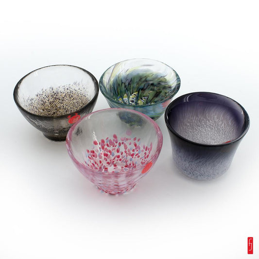Lot de 4 verres en tsugaru vidro. aux couleurs noir. bleu. rose et vert.  Produit artisanal - Fabriqu&#233; au Japon &#224; Iwakura.  Mat&#233;riaux : Verre/Cristal.  Dimensions : &#216; : 7 cm - Hauteur 5 cm. Poids : 100 g. &#8230;