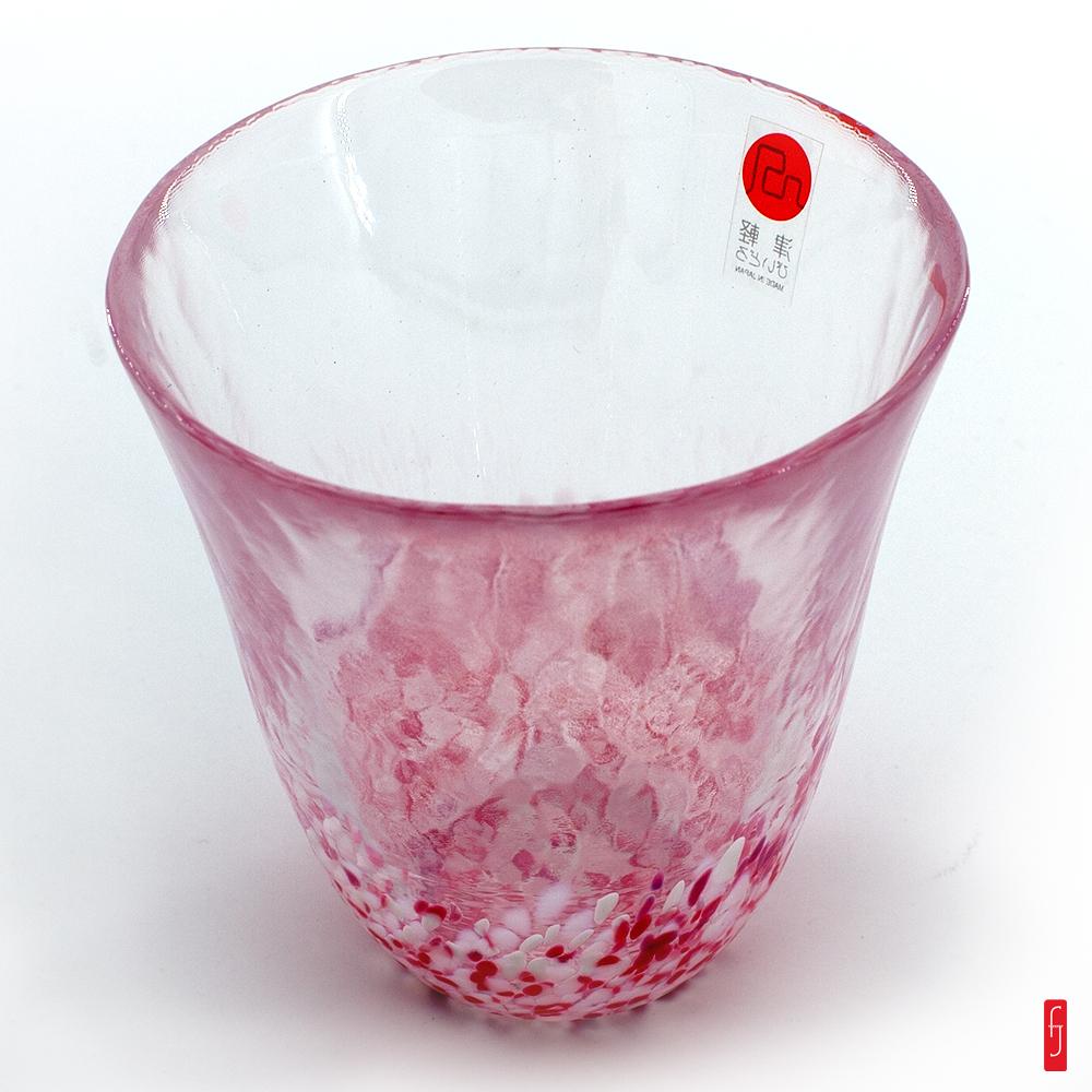 Verre tumbler en tsugaru vidro. de couleur rose. au th&#232;me sakura.  Produit artisanal - Fabriqu&#233; au Japon &#224; Iwakura.  Mat&#233;riaux : Verre/Cristal.  Dimensions : &#216; : 9 cm - Hauteur 10 cm. Poids : 282 g. &#8230;