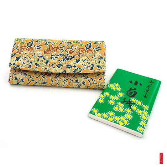 Porte carnet en soie et fil d'or en nishijin ori de la maison Tatsumura. au motif floral.  Produit artisanal - Fabriqu&#233; au Japon &#224; Kyoto.  Mat&#233;riaux : Soie. Fil d'or (or v&#233;ritable).  Dimensions : 10 x 18.5 cm. Poids : 92 g. &#8230;